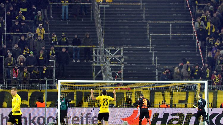 Ein Grund mehr Montage nicht zu mögen - in Dortmund bleiben ein Drittel der Fans zu Hause statt ins Stadion zu gehen.