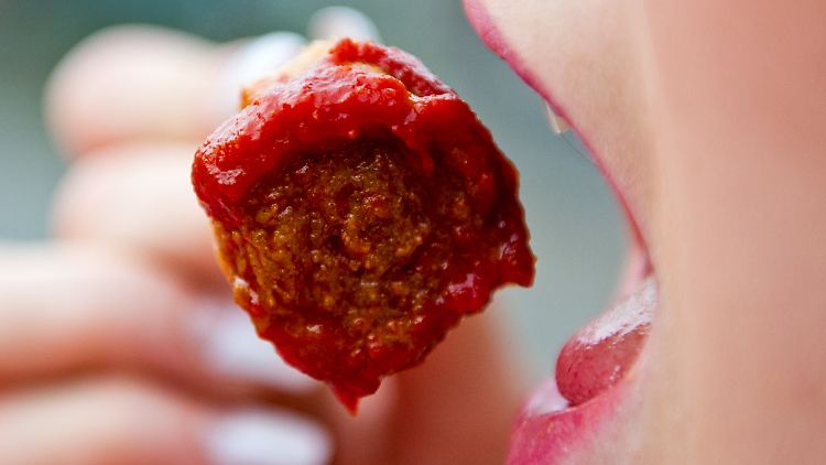 Die Blogger haben einige Rezepte nachgekocht - und fanden "sehr wenig davon genießbar". (im Bild: eine normale Currywurst)
