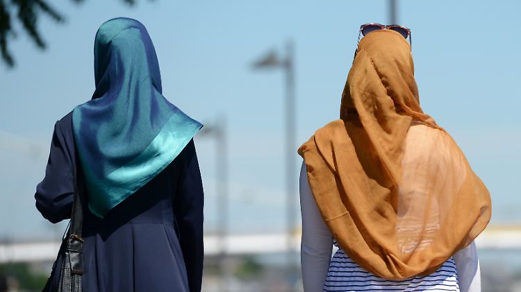 Draußen immer mit: Frauen haben im Iran ihr Haupthaar zu bedecken.
