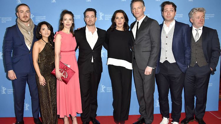 Die Besetzung: Albrecht Schuch, Mai Duong Kieu, Paula Beer, Regisseur Christian Schwochow, Desiree Nosbusch, Barry Atsma, Marc Limpach und Jörg Schüttauf bei der Premiere von "Bad Banks".