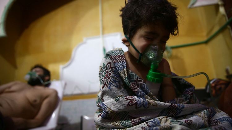 Ein Kind und ein Mann werden in einem Krankenhaus in Ost-Ghouta nach einem Luftangriff versorgt. Sie zeigten Symptome einer Vergiftung mit dem chemischen Kampfstoff Chlorin.