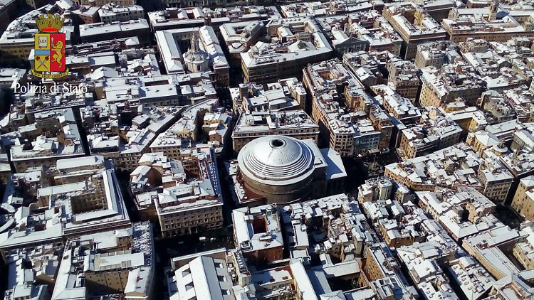 Schneebedeckte Dächer in Rom. Im Zentrum das Pantheon.
