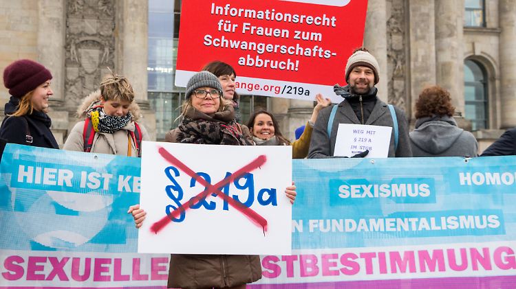 150.434 Menschen unterzeichneten eine Petition der zu 6000 Euro Geldstrafe verurteilten Ärztin Kristina Hänel.