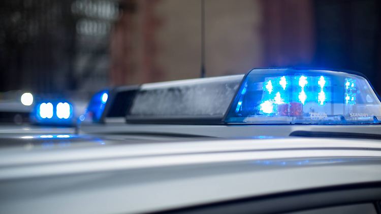 telefonisch meldete ich das Mädchen bei der Polizei.