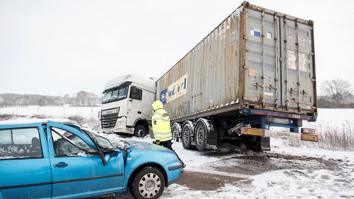 Insgesamt waren bis zu 30 Fahrzeuge verwickelt.