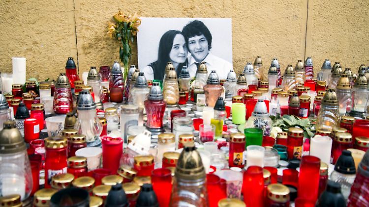 Passanten haben in Bratislava Kerzen für Kuciak und seine Verlobte aufgestellt.