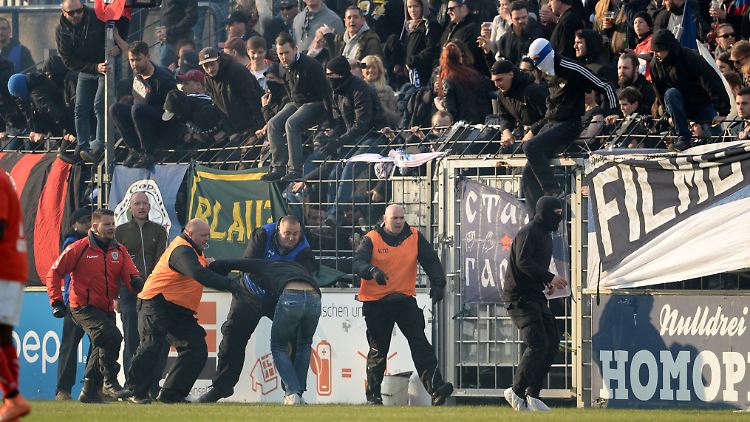 Karl-Liebknecht-Stadion, 28. April 2017: Ordner des SV Babelsberg überwältigen einen Fan aus Cottbus.