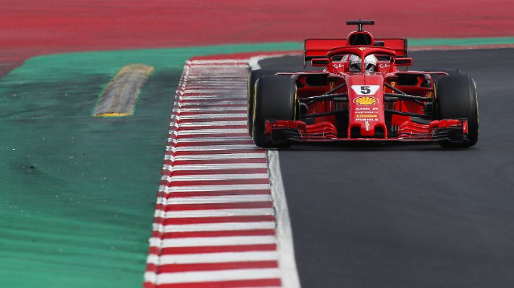 In diesem roten Auto sitzt Sebastian Vettel.