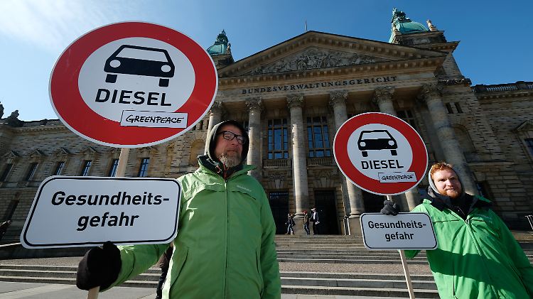 Umweltschützer demonstrieren vor dem Bundesverwaltungsgericht mit Schildern, die bald häufiger zu sehen sein könnten.