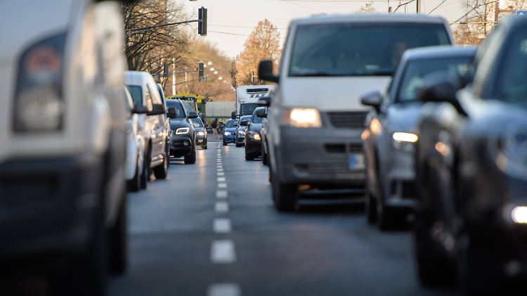 Typisch Deutschland: Berufsverkehr auf der Aachener Straße in Köln.