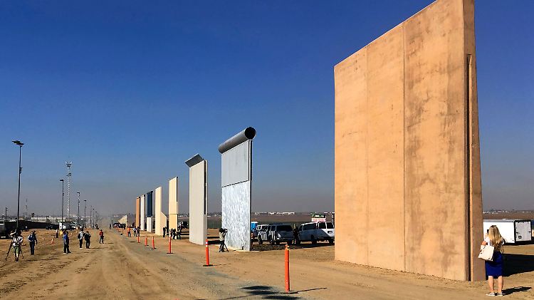 Entwürfe für die Grenzmauer stehen in San Diego. 