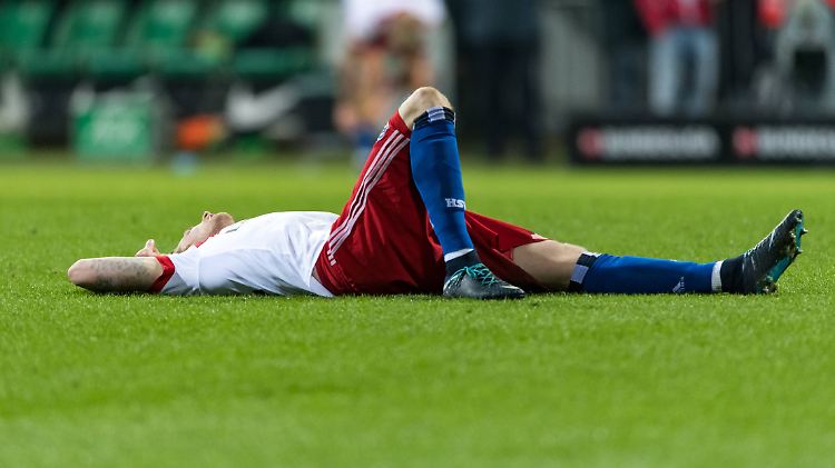 Niedergeschlagen: André Hahn nach dem verlorenen Spiel in Bremen.