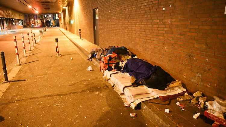 Viele Menschen in Deutschland sind zu arm, um sich eine Wohnung zu leisten - eine Übernachtung im Freien indes kann dieser frostigen Tage lebensgefährlich sein.