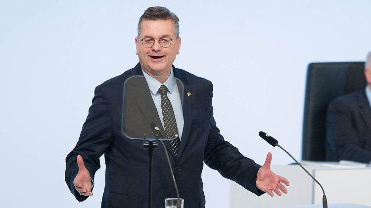 DFB-Präsident Reinhard Grindel setzt sich für die kleineren Klubs ein.