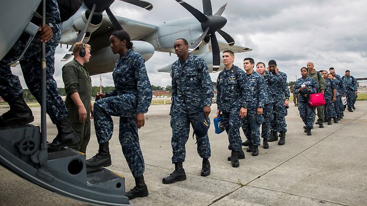 Soldaten des US-Marinekorps besteigen ein Transportflugzeug.