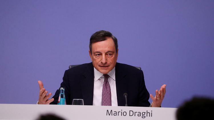 Was tun, wenn die Preise in die andere Richtung laufen? EZB-Chef Mario Draghi verantwortet die größte geldpolitische Operation der europäischen Finanzgeschichte.