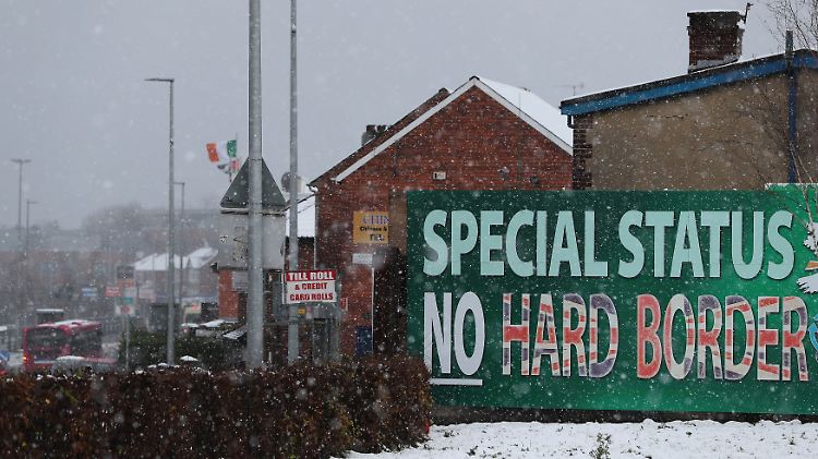 Werden wieder Grenzkontrollen eingeführt? "Keine harte Grenze", steht auf einem Schild der katholischen Sinn-Fein-Partei in Belfast.