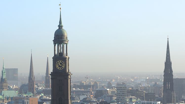 Der Michel ist Hamburger Wahrzeichen und eine evangelische Kirche. Am Reformationstag haben aber alle Hamburger frei.