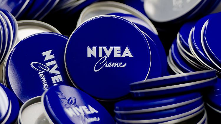 Im Gesamtjahr peilt Beiersdorf ein Umsatzwachstum im höheren einstelligen Prozentbereich an sowie eine Umsatzrendite auf Vorjahresniveau. 