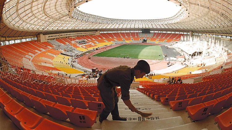 Das Moskauer Luschniki-Stadion wird hübsch gemacht für die Fußball-WM.