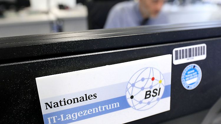 Ein Mitarbeiter im Bundesamt für Sicherheit in der Informationstechnik (BSI) sitzt im Nationalen IT-Lagezentrum. 