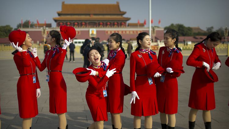 Vor den nicht weit entfernten Augen Mao Tsetungs lachen uniformierte Chinesinnen.