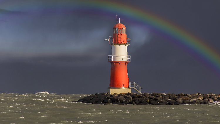 Ein Regenbogen über der Ostmole in Warnemünde. Könnte er auch durch Schnee entstanden sein?