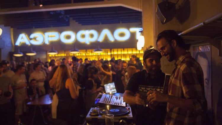 Lässige Atmosphäre, Live-DJs: Das BIOS, einen Kultur- und Musikzentrum mit Café, ist ein Epizentrum der Hipster in Athen.