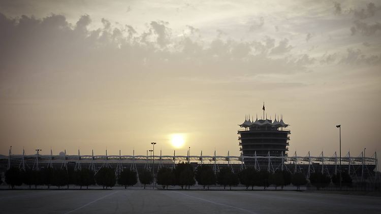 Dämmerung über dem Bahrain International Circuit.