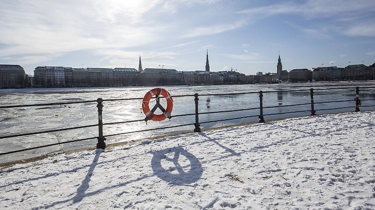 Frost im Norden: Eisschollen treiben auf der Hamburger Binnenalster.