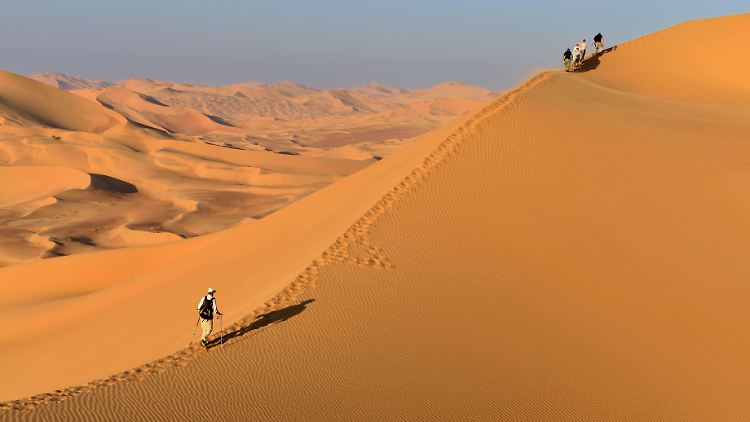 Touristen in den Sanddünen der Rub-al-Khali-Wüste, Oman.