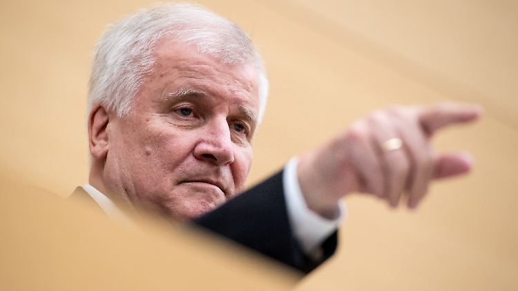 CSU-Chef Horst Seehofer lässt kein gutes Haar an seinen Parteikollegen.