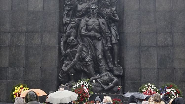 Blumen vor dem Denkmal des Warschauer Aufstands.
