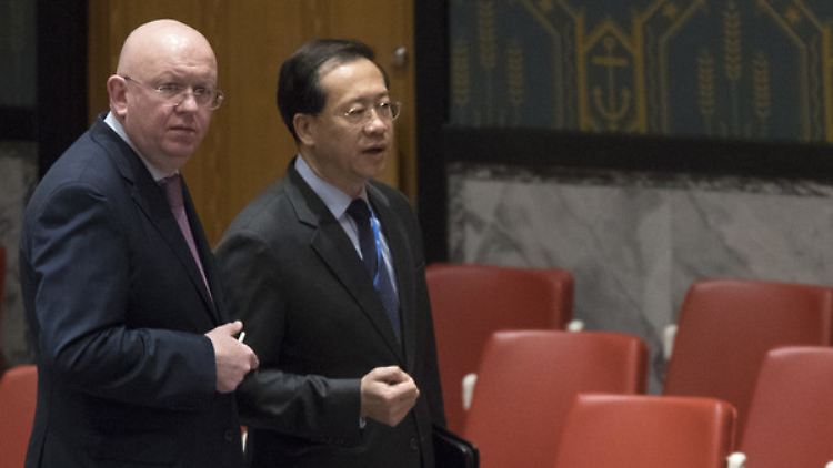 Der chinesische Botschafter bei den Vereinten Nationen, Ma Zhaoxu (r.), mit dem russischen Botschafter Wassily Nebensia vor einer UN-Sicherheitsratsitzung am 23.02.2018. 