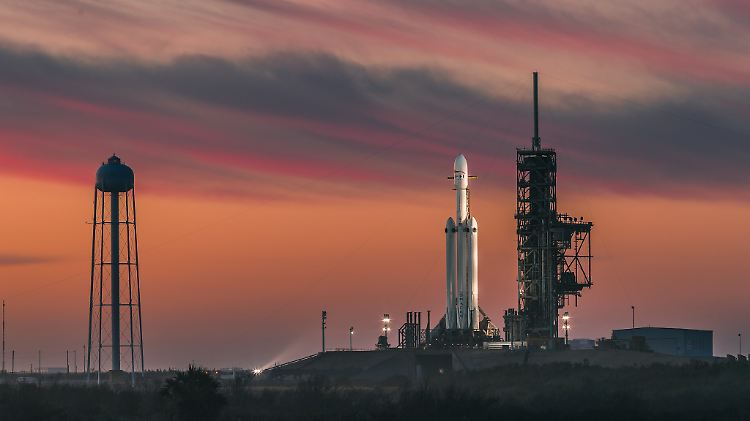 Die "Falcon Heavy" von SpaceX an der Startrampe - es ist die derzeit leistungsstärkste Rakete der Welt.