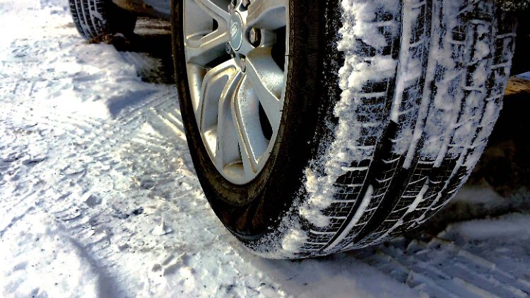 Erwischt die Polizei einen Autofahrer bei Schnee und Eis mit Sommerreifen, sind 60 Euro fällig.