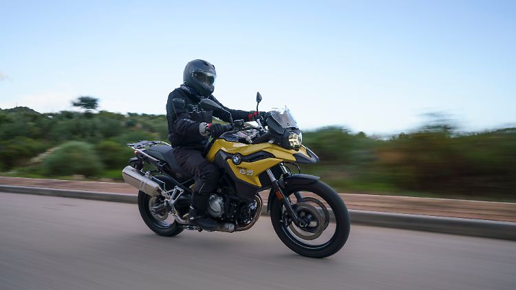 Mit der neuen F 750 GS will BMW Einsteiger begeistern: Leute, die die Optik einer Enduro und das Fahrverhalten eines Naked Bikes suchen.