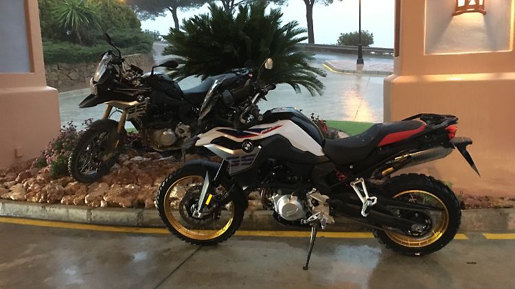 Da stand sie nun, die neue F 850 GS, und konnte nicht gefahren werden, weil es wie aus Eimern schüttete.