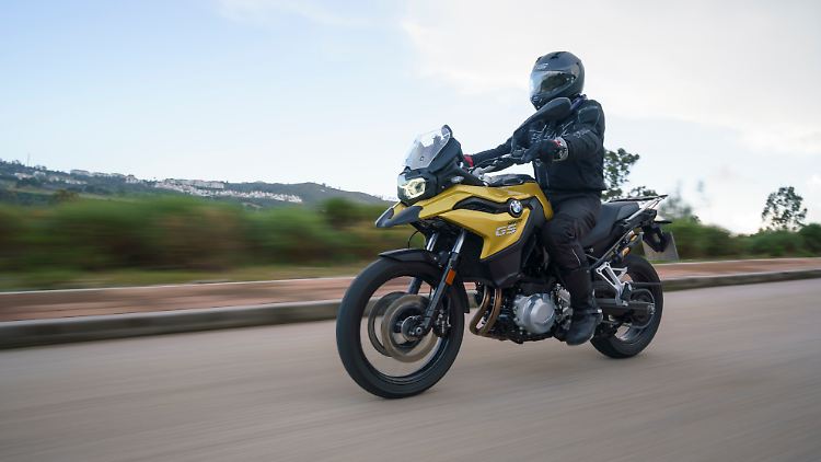 Die F 750 GS macht auf der Straße Spaß und erfreut mit nur 77 PS durch ihren angenehmen Durchzug.