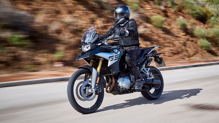 Die F 850 GS fühlt sich erwachsener an und hat trotz des großen und schmalen Vorderrades eine satte Straßen- und vor allem Kurvenlage.