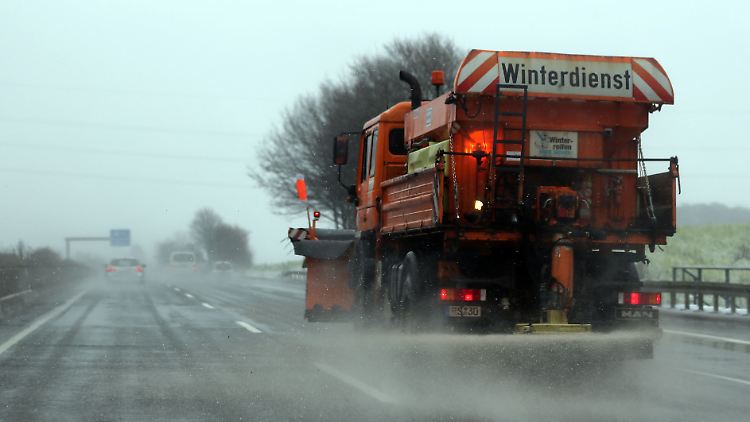 Feuchte Luft, die auf gefrorene Böden trifft: Der Wetterwechsel führt in Teilen Deutschlands zu eisglatten Straßen.