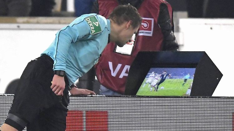 Offiziell: Der Videobeweis ist eine Regeln im "Laws of the Game" der Fifa.