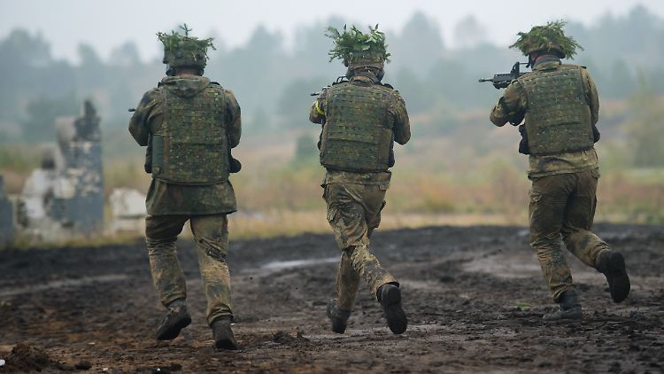 Bundeswehrsoldaten auf einem Übungsplatz in Niedersachsen.
