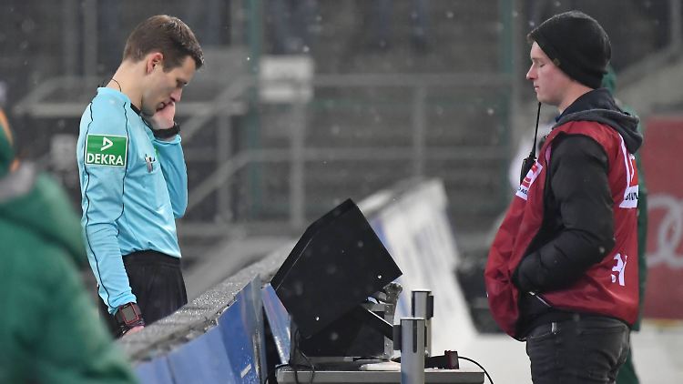 Die Wiederholung der fraglichen Spielszene ist im Stadion dem Schiedsrichter vorbehalten - nur ein Problem in der ganzen Sache.