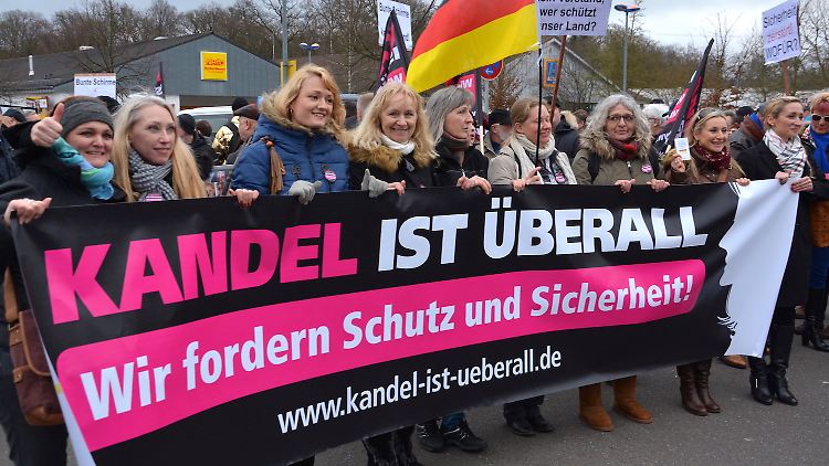 Die "Kandel ist überall"-Demonstration startete mit etwa 1500 Teilnehmern.