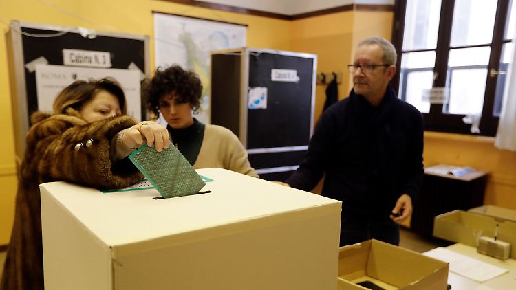 Langer Tag für Wahlhelfer: Seit 7.00 Uhr morgens können die Italiener an der Wahlurne ihre Stimme abgeben.