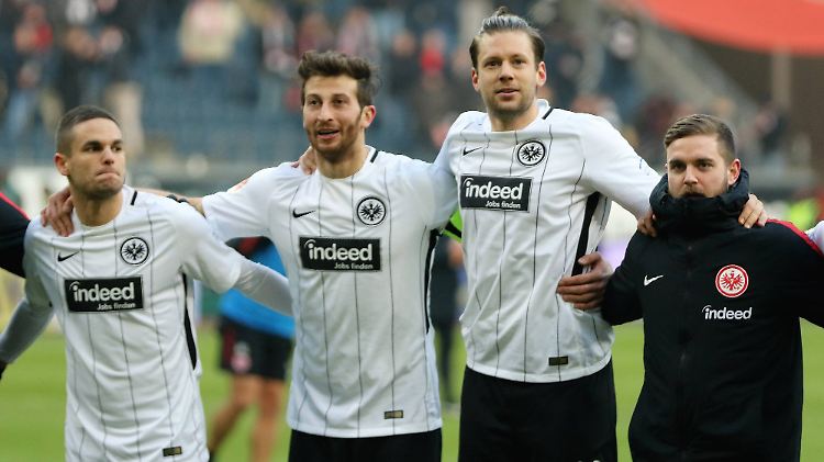 Serbien (Gacinovic), Argentinien (Abraham) und Deutschland (Russ und Stendera) harmonieren bei der Eintracht (von links).