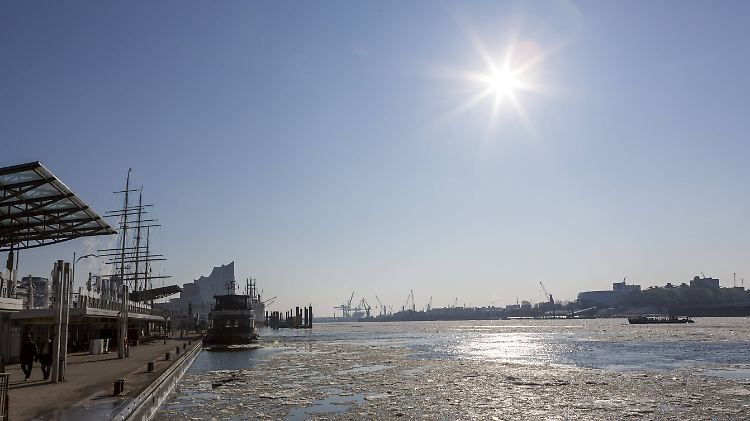 Die Eisplatten auf der Elbe in Hamburg werden bald verschwunden sein.
