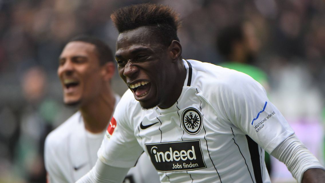 Den Sieg hat er seinem Spieler Danny da Costa zu verdanken. Der trifft erstmals in der Bundesliga. Auf die Frage, ob er dafür ein Ständchen bringen muss oder eher einen ausgeben, sagt er klar: "Ich denke, keiner will mich hier singen hören."