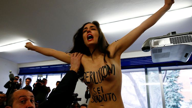 "Berlusconi, du bist abgelaufen", steht auf dem nackten Oberkörper der Aktivistin.